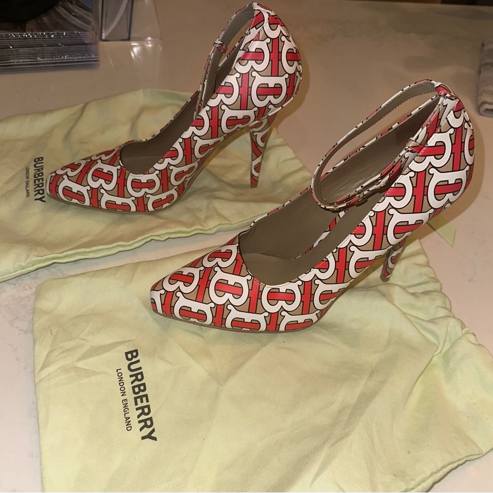 Burberry’s
Leather Printed Pumps
Size: US10, IT40